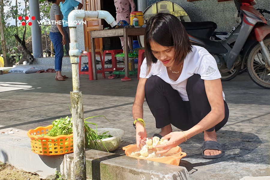 Về quê Hồng Lệ chăn lợn rừng, đuổi gà chạy bộ và ăn cà xanh chấm mắm cá