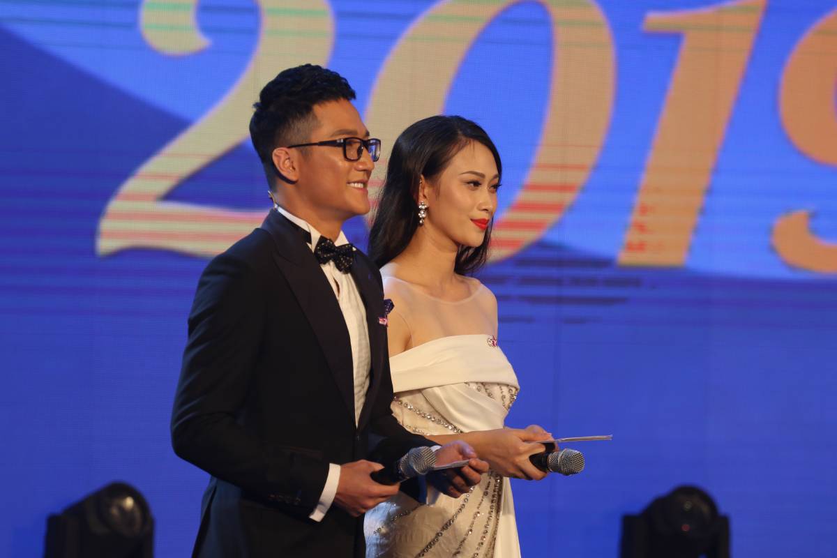 TRỰC TIẾP Gala trao giải Cúp Chiến thắng 2019: U22 Việt Nam giành chiến thắng ở hạng mục ĐT của năm TRỰC TIẾP Gala trao giải Cúp Chiến thắng 2019: U22 Việt Nam giành chiến thắng ở hạng mục ĐT của năm