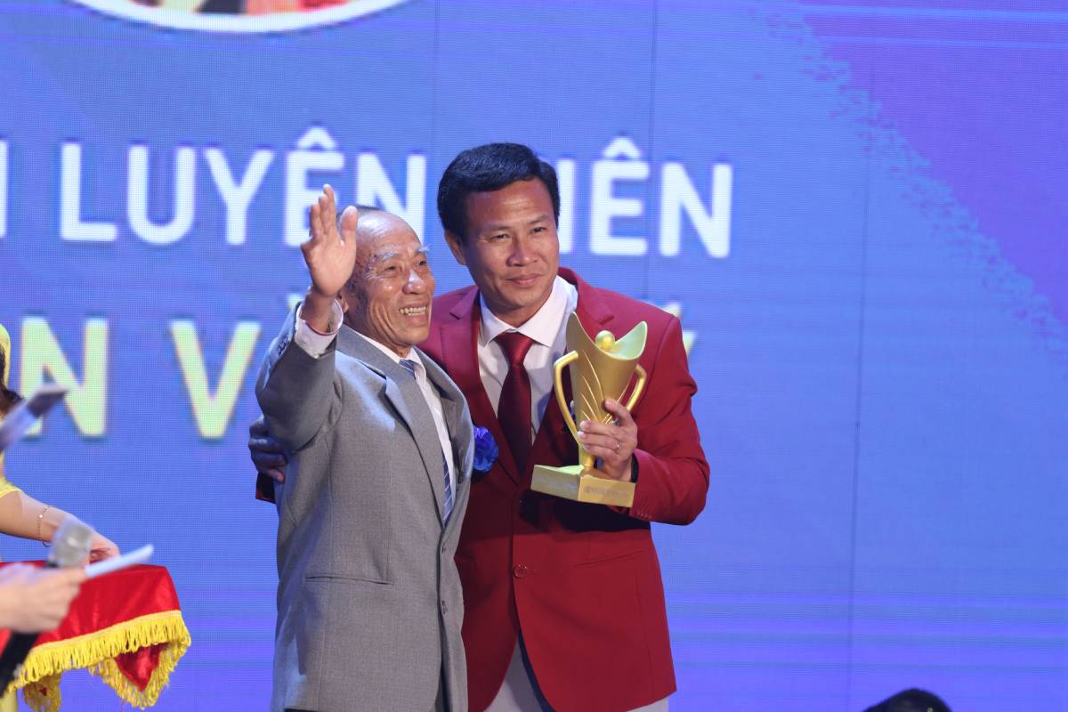 TRỰC TIẾP Gala trao giải Cúp Chiến thắng 2019: U22 Việt Nam giành chiến thắng ở hạng mục ĐT của năm TRỰC TIẾP Gala trao giải Cúp Chiến thắng 2019: U22 Việt Nam giành chiến thắng ở hạng mục ĐT của năm