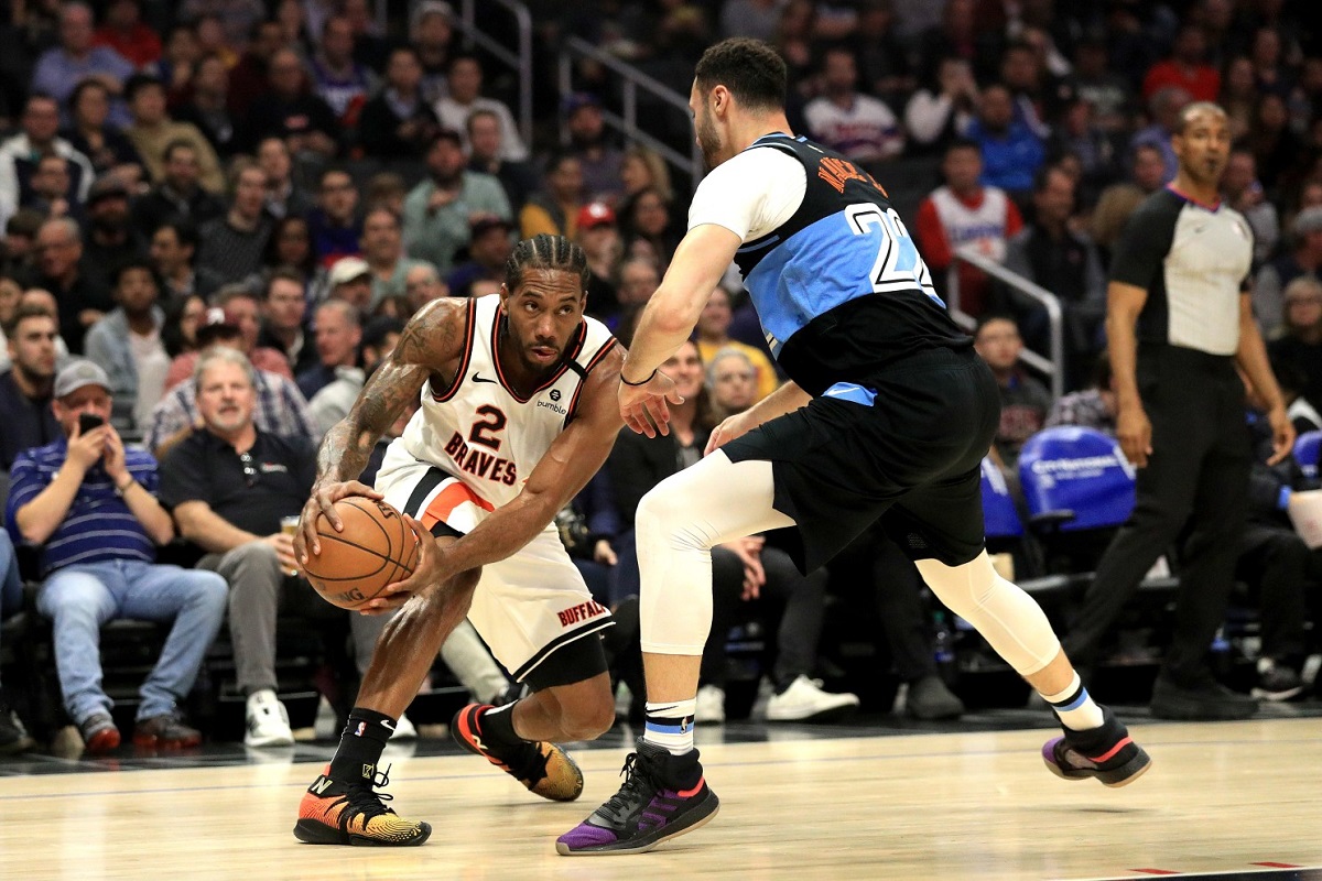 Với 43 điểm, "tay gấu" Kawhi Leonard đã "xé toạc" Cleveland Cavaliers
