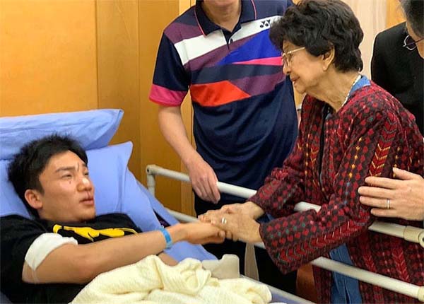 Tay vợt cầu lông số 1 thế giới Kento Momota xuất viện