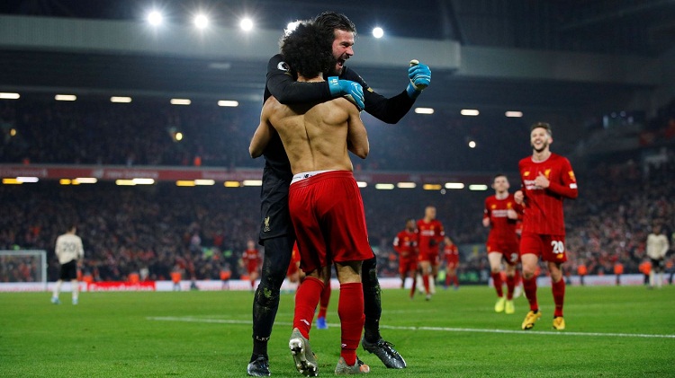 CĐV MU tố cáo cầu thủ Liverpool phạm luật trong cả 2 bàn thắng
