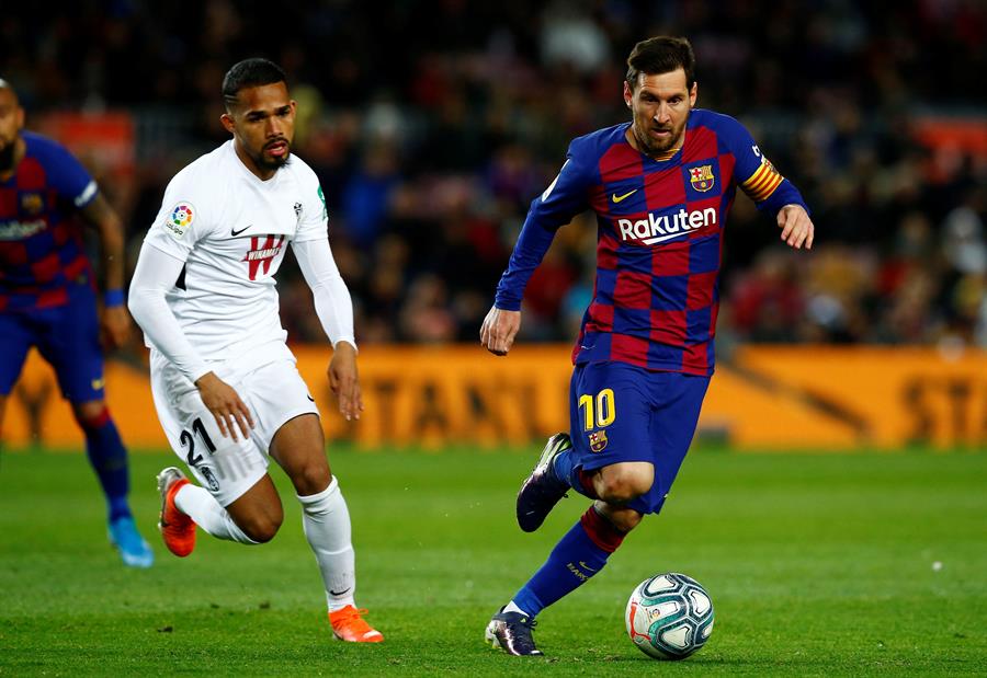 Messi cùng Barca lập kỷ lục chuyền bóng trong trận thắng Granada