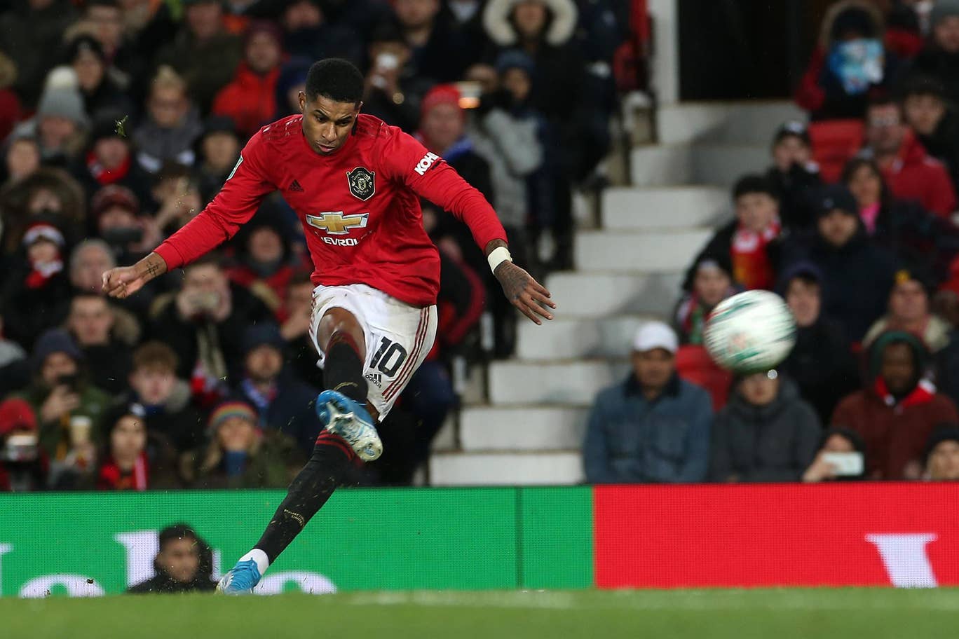 Tại sao MU không thể triệu hồi Sanchez sau khi Rashford chấn thương?
