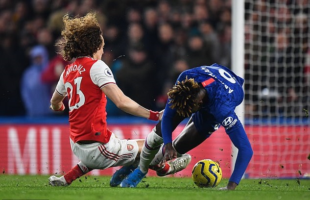 Cặp trung vệ Arsenal bị chế giễu không thương tiếc sau sai lầm trước Chelsea Cặp trung vệ Arsenal bị chế giễu không thương tiếc sau sai lầm trước Chelsea