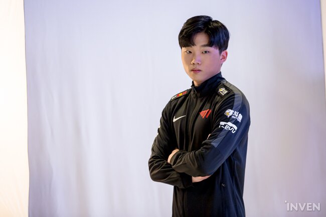 Chùm ảnh Faker và dàn sao của T1 trong buổi chụp hình cho LCK Mùa Xuân 2020