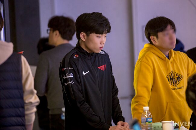 Chùm ảnh Faker và dàn sao của T1 trong buổi chụp hình cho LCK Mùa Xuân 2020