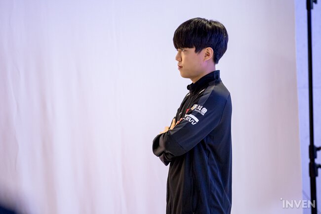Chùm ảnh Faker và dàn sao của T1 trong buổi chụp hình cho LCK Mùa Xuân 2020