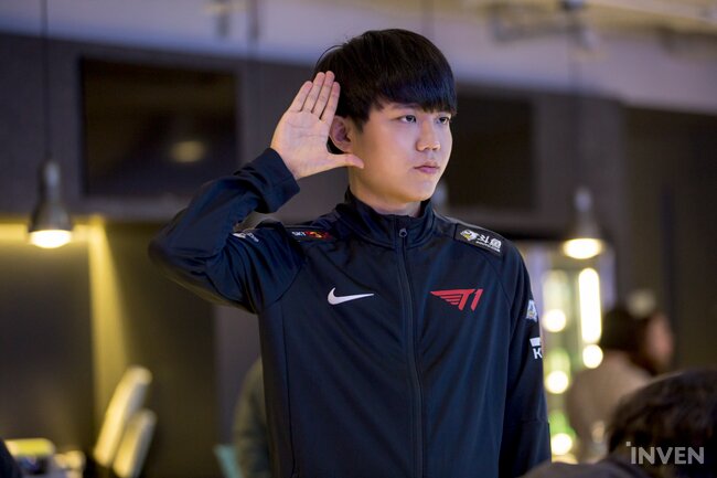 Chùm ảnh Faker và dàn sao của T1 trong buổi chụp hình cho LCK Mùa Xuân 2020