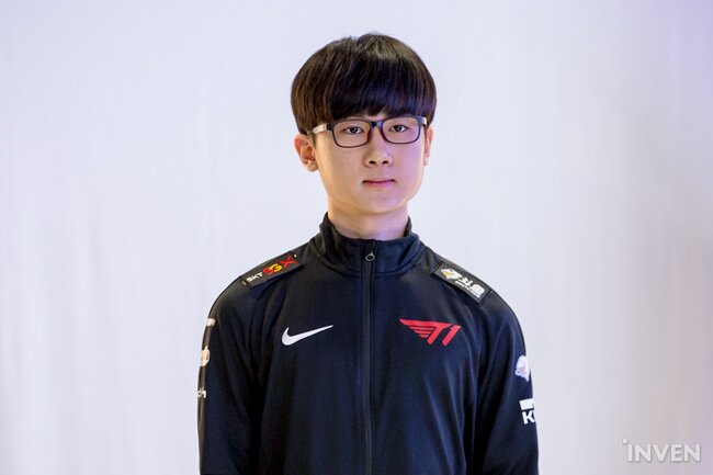 Chùm ảnh Faker và dàn sao của T1 trong buổi chụp hình cho LCK Mùa Xuân 2020