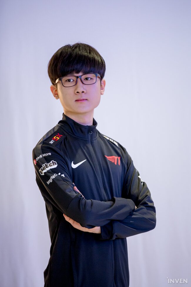 Chùm ảnh Faker và dàn sao của T1 trong buổi chụp hình cho LCK Mùa Xuân 2020
