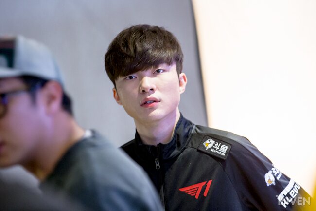 Chùm ảnh Faker và dàn sao của T1 trong buổi chụp hình cho LCK Mùa Xuân 2020