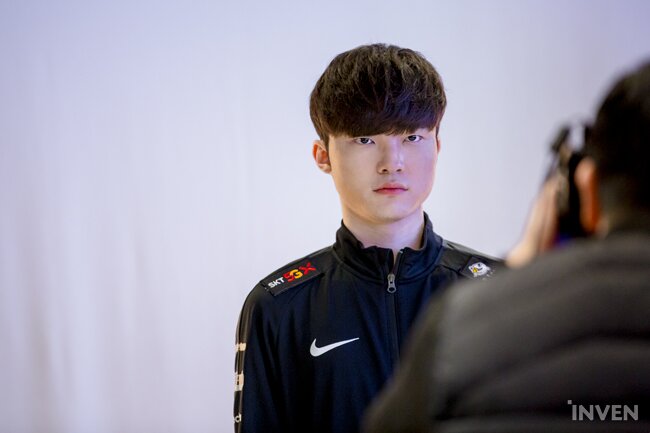 Chùm ảnh Faker và dàn sao của T1 trong buổi chụp hình cho LCK Mùa Xuân 2020