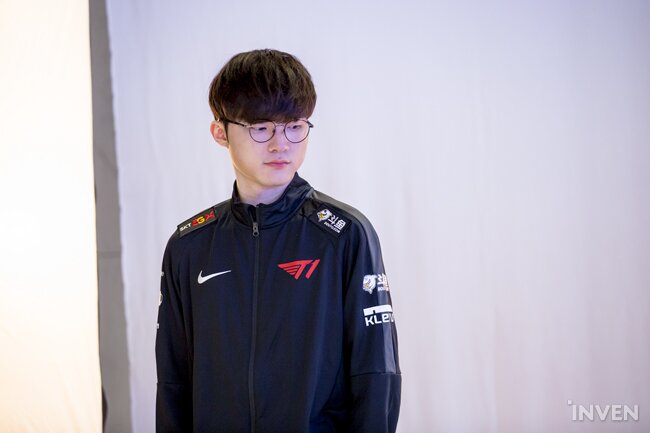 Chùm ảnh Faker và dàn sao của T1 trong buổi chụp hình cho LCK Mùa Xuân 2020
