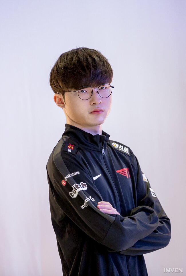 Chùm ảnh Faker và dàn sao của T1 trong buổi chụp hình cho LCK Mùa Xuân 2020