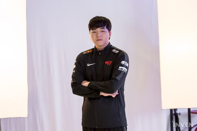 Chùm ảnh Faker và dàn sao của T1 trong buổi chụp hình cho LCK Mùa Xuân 2020