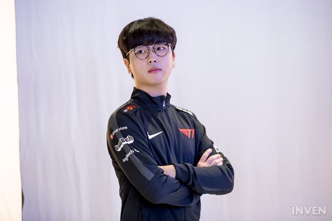 Chùm ảnh Faker và dàn sao của T1 trong buổi chụp hình cho LCK Mùa Xuân 2020