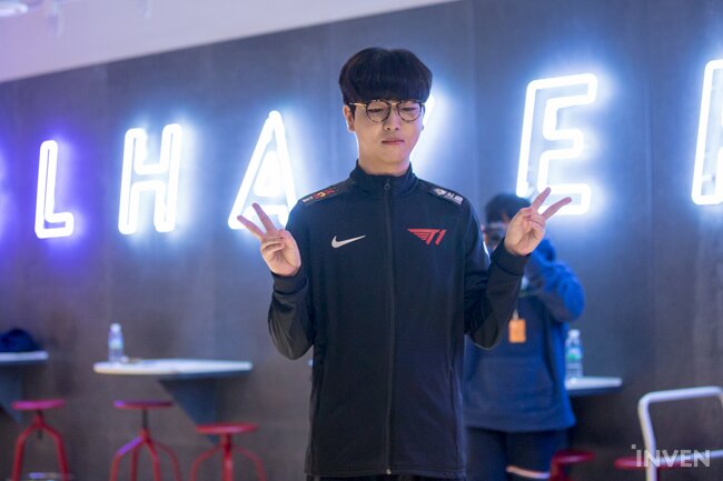 Chùm ảnh Faker và dàn sao của T1 trong buổi chụp hình cho LCK Mùa Xuân 2020