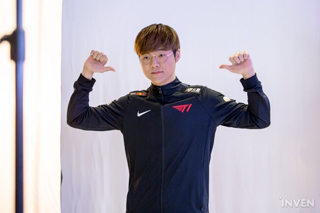 Chùm ảnh Faker và dàn sao của T1 trong buổi chụp hình cho LCK Mùa Xuân 2020