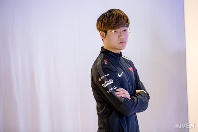 Chùm ảnh Faker và dàn sao của T1 trong buổi chụp hình cho LCK Mùa Xuân 2020