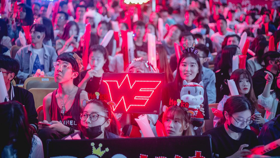 WE và cuộc hành trình đầy gian nan