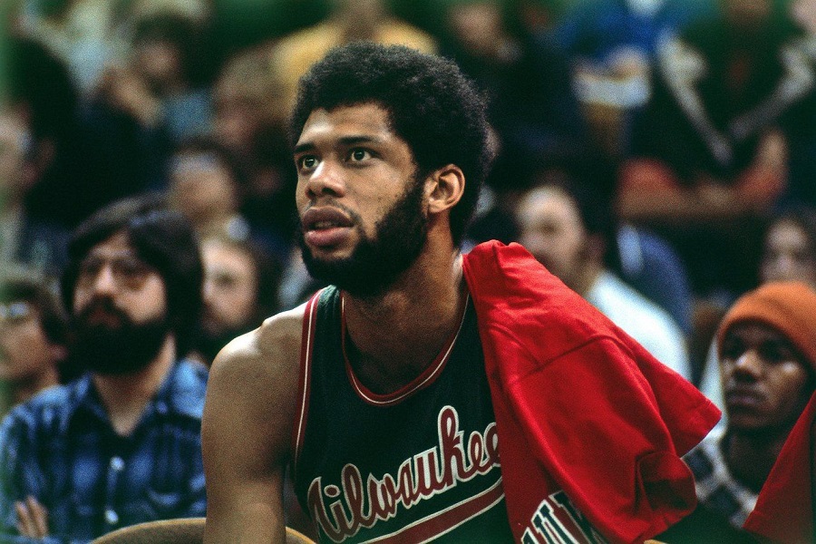Kareem Abdul-Jabbar: ông tổ với tuyệt chiêu sky-hook