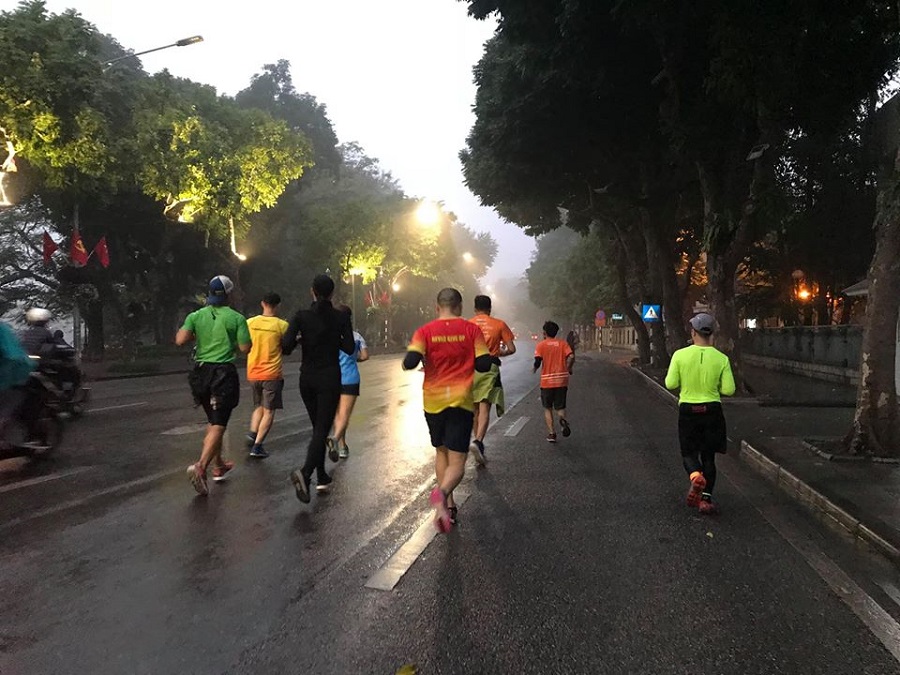 Ngày cuối năm, Runner múa chân vẽ hình chuột đón xuân Canh Tý