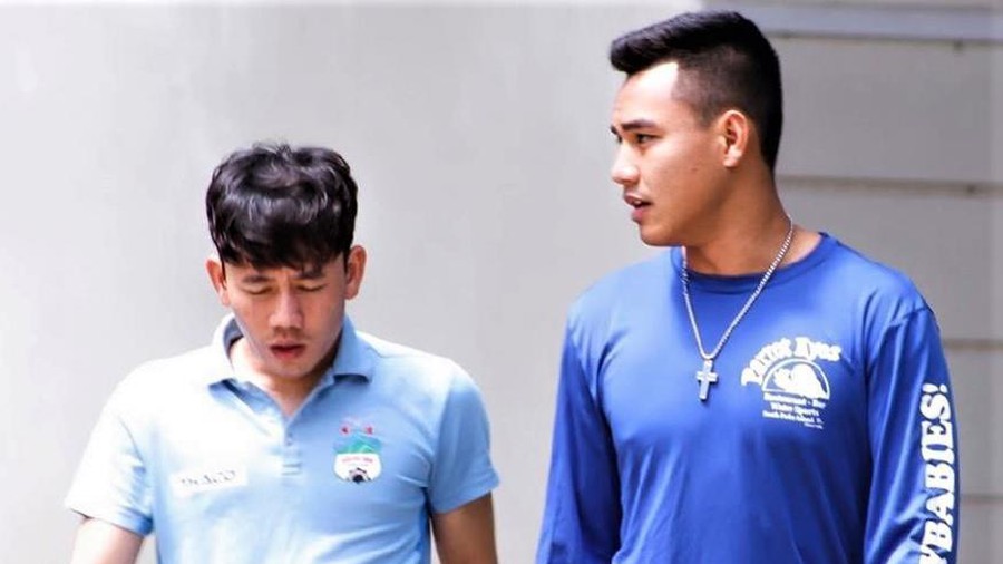 Về nhà đón năm mới, Minh Vương mời cầu thủ Việt Kiều trải nghiệm Tết