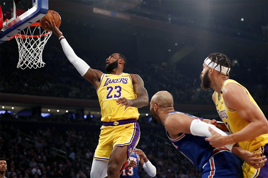 LeBron James tiệm cận Kobe Bryant, cùng Davis đưa Lakers đến chiến thắng