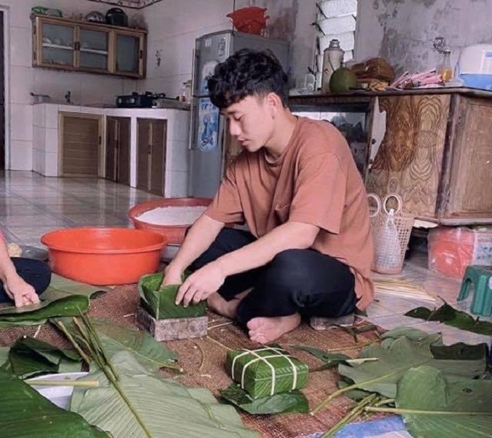 Về nhà đón năm mới, Minh Vương mời cầu thủ Việt Kiều trải nghiệm Tết