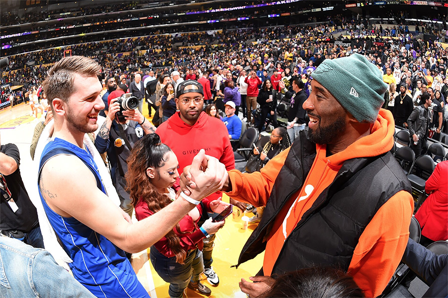Dallas Mavericks treo áo 24 để tri ân Kobe Bryant