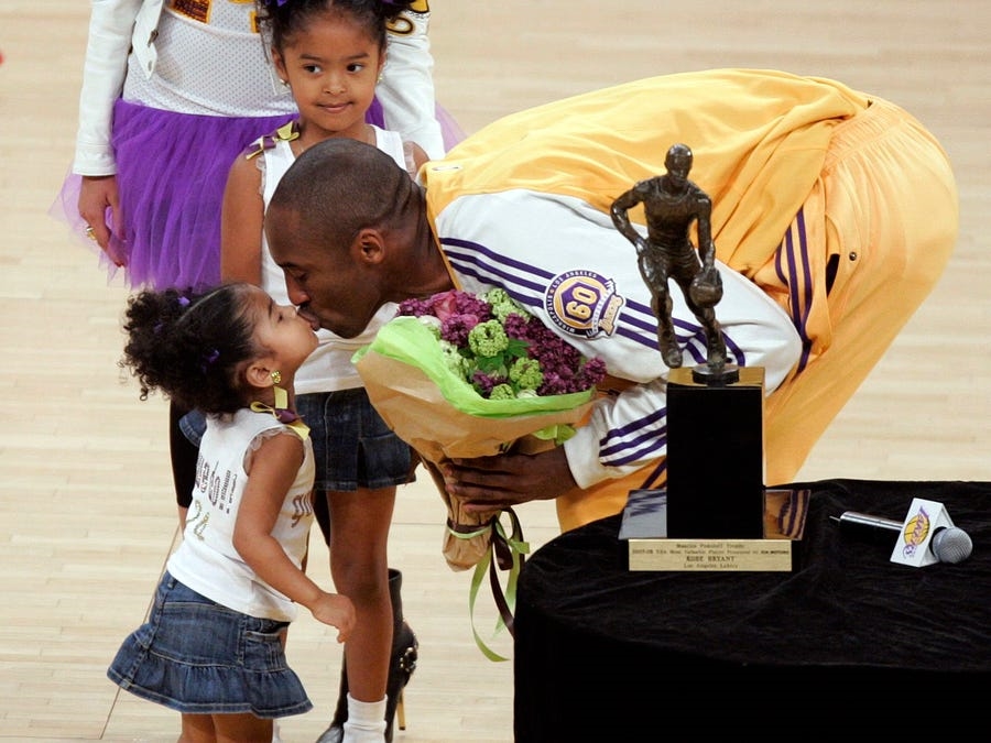 Xúc động nhìn lại hành trình bóng rổ của Kobe Bryant cùng con gái Gigi