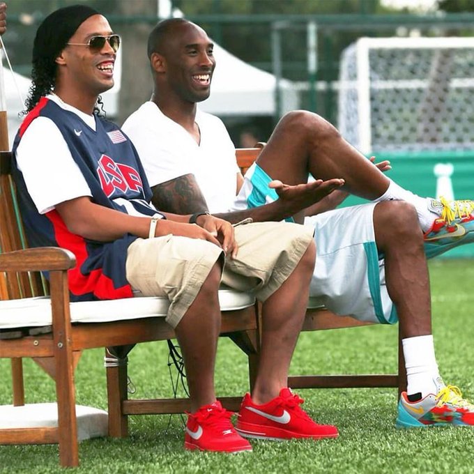 Ronaldinho từng giới thiệu Messi năm 17 tuổi với huyền thoại Kobe Bryant Ronaldinho từng giới thiệu Messi năm 17 tuổi với huyền thoại Kobe Bryant