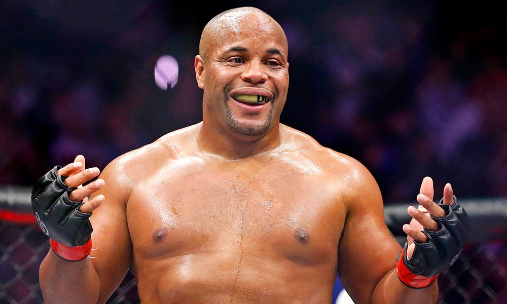 Cựu vô địch UFC Daniel Cormier phân tích cặp đấu so le Adesanya vs Jones
