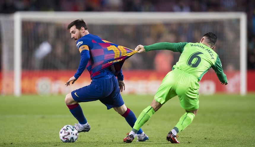 Messi ăn mừng cột mốc chiến thắng mới với Barca bằng cú đúp