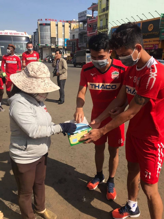HAGL phát khẩu trang miễn phí phòng dịch virus Corona