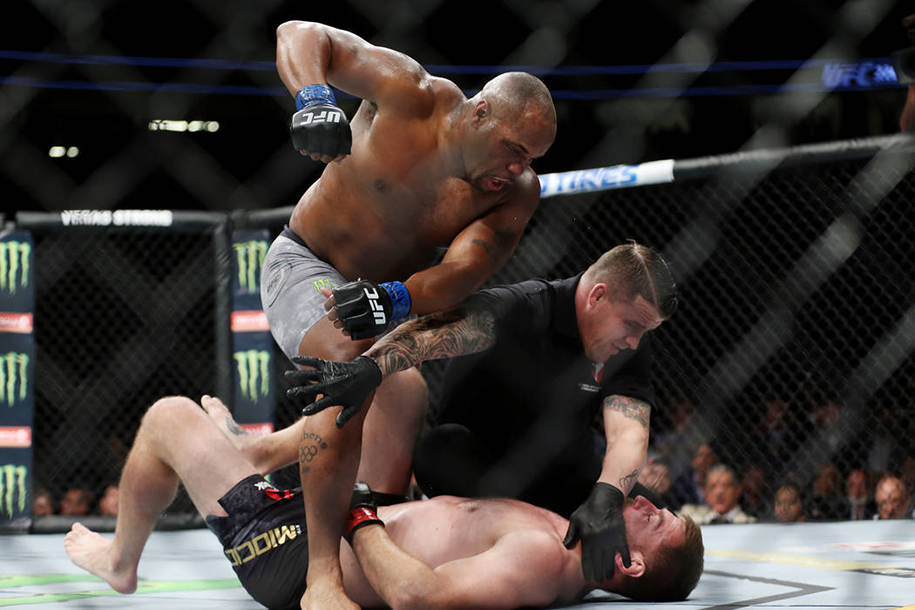 Cựu vô địch Daniel Cormier thúc giục ĐKVĐ hạng nặng UFC Stipe Miocic tái đấu