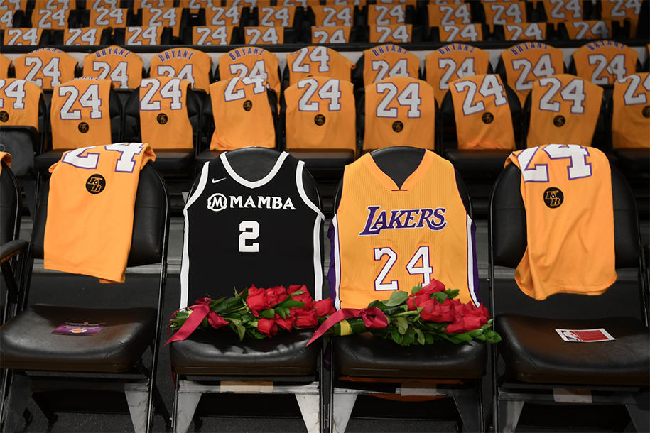 Los Angeles Lakers tưởng nhớ Kobe Bryant, LeBron James phát biểu đầy cảm xúc Los Angeles Lakers tưởng nhớ Kobe Bryant, LeBron James phát biểu đầy cảm xúc