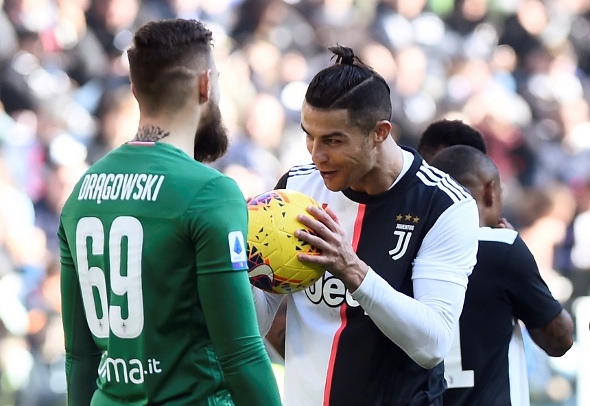 Ronaldo khiến ý đồ bắt penalty của thủ môn Fiorentina trở nên vô nghĩa Ronaldo khiến ý đồ bắt penalty của thủ môn Fiorentina trở nên vô nghĩa
