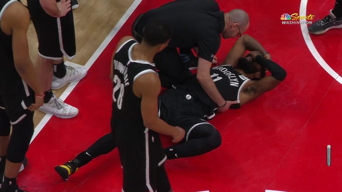 Cập nhật: Kyrie Irving dính chấn thương sau pha "bẻ quặp" đầu gối