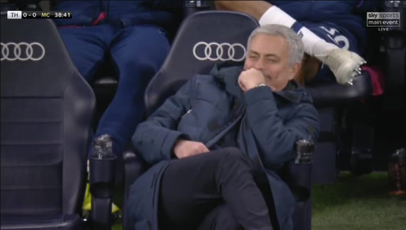 Biểu cảm đặc biệt của Mourinho khi Tottenham chịu phạt đền từ VAR Biểu cảm đặc biệt của Mourinho khi Tottenham chịu phạt đền từ VAR