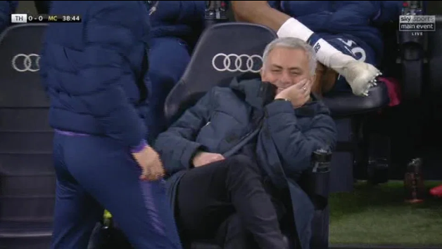 Biểu cảm đặc biệt của Mourinho khi Tottenham chịu phạt đền từ VAR Biểu cảm đặc biệt của Mourinho khi Tottenham chịu phạt đền từ VAR