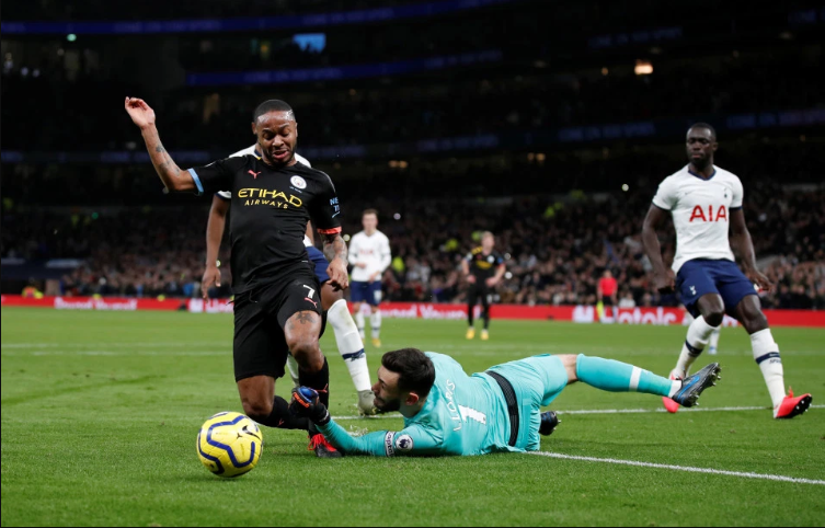 Biểu cảm đặc biệt của Mourinho khi Tottenham chịu phạt đền từ VAR Biểu cảm đặc biệt của Mourinho khi Tottenham chịu phạt đền từ VAR