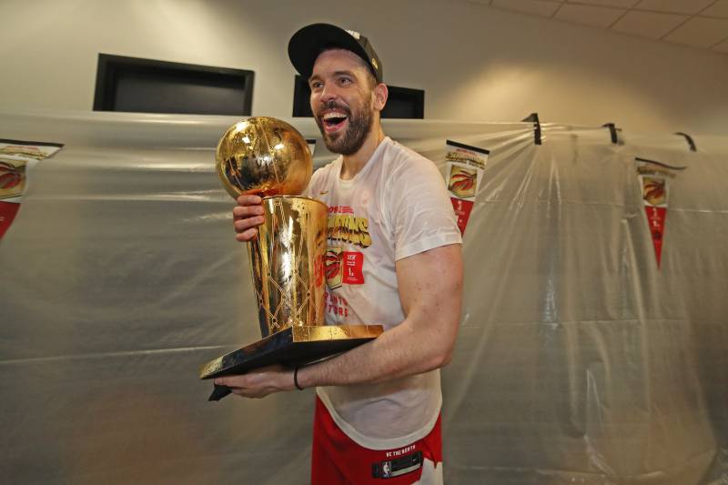 Những chữ ký phút chót thay đổi NBA