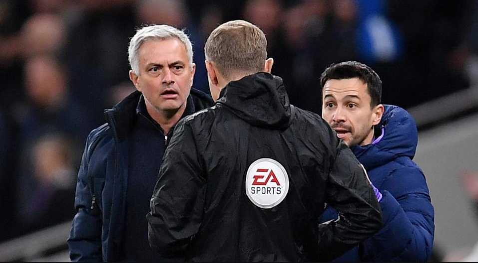 Biểu cảm đặc biệt của Mourinho khi Tottenham chịu phạt đền từ VAR