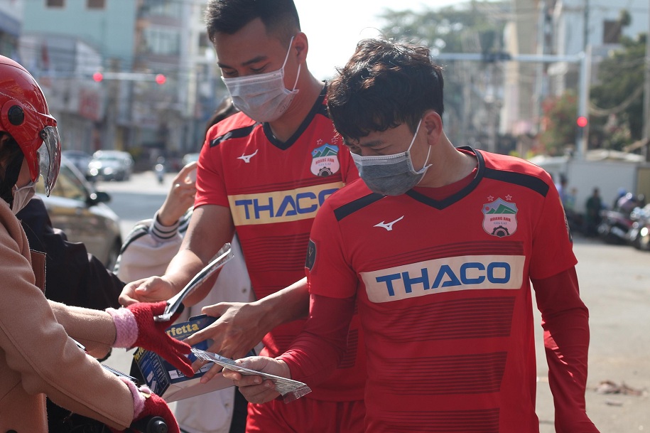 HAGL phát khẩu trang miễn phí phòng dịch virus Corona
