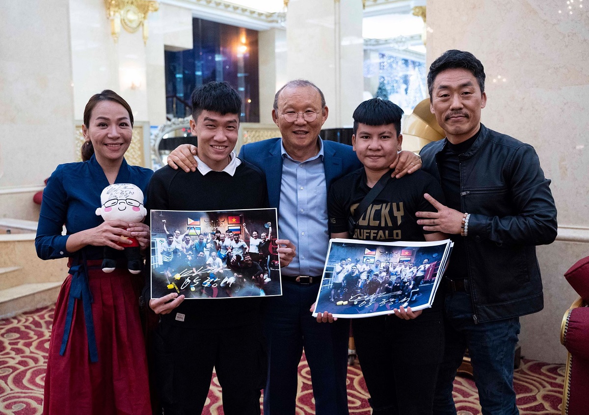 HLV Park Hang-seo lì xì may mắn hai võ sĩ sắp tranh đai WBO châu Á
