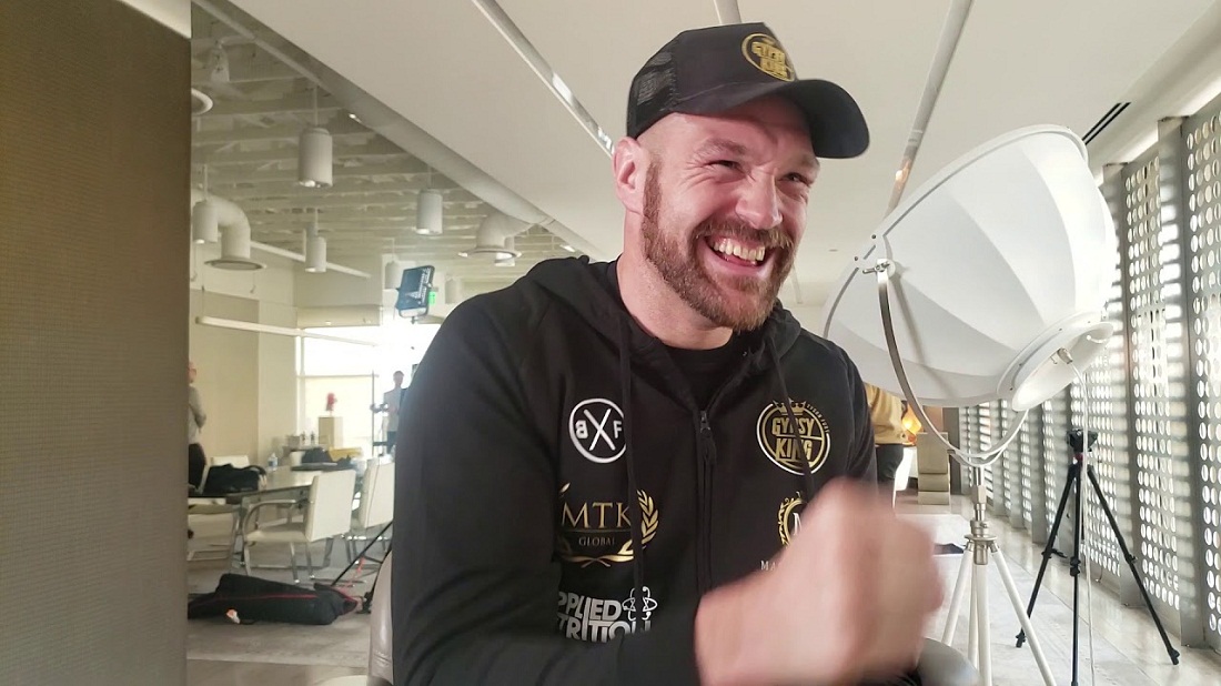 Tyson Fury ngâm tay vào xăng dầu để chuẩn bị trước Deontay Wilder
