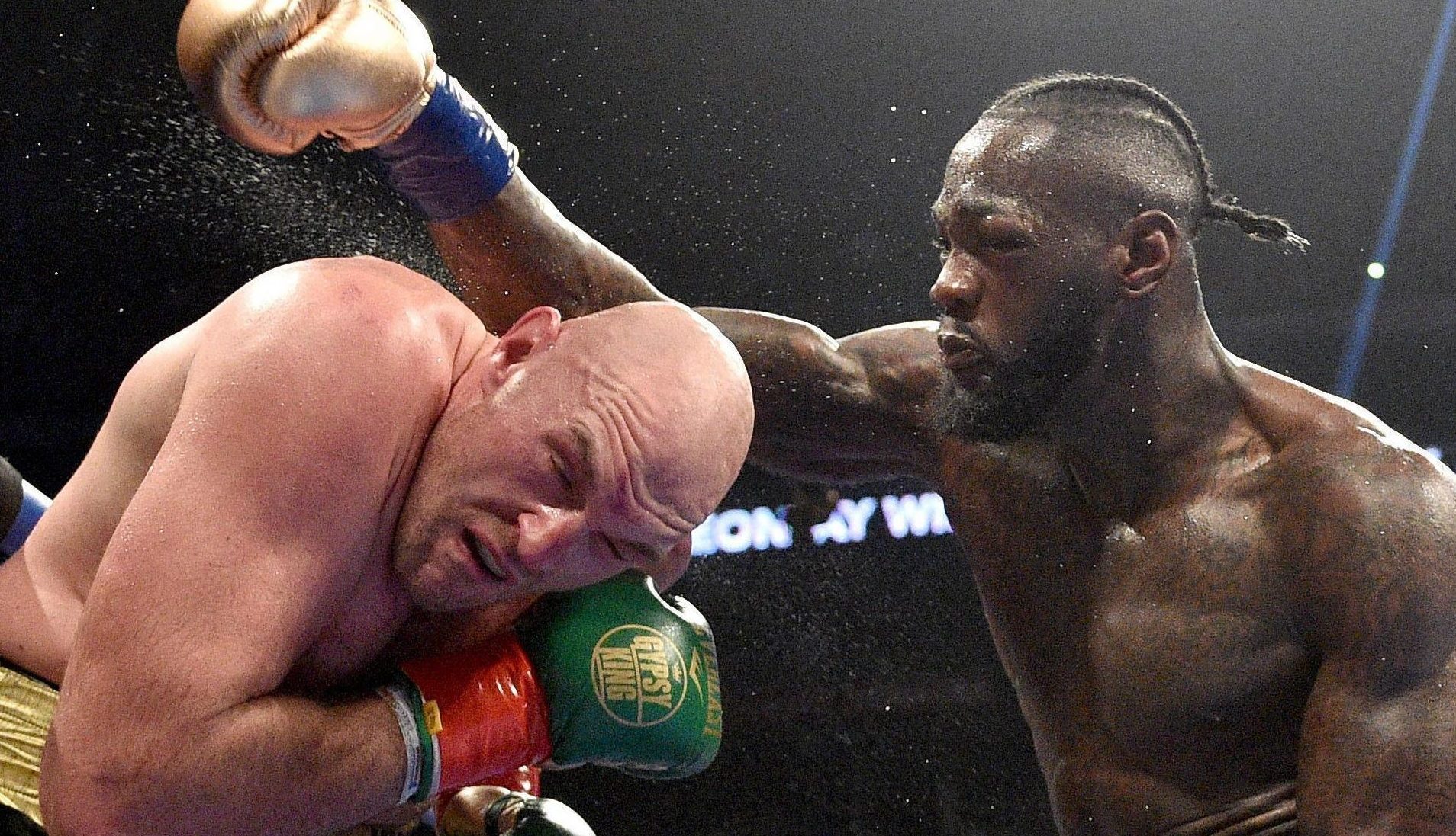 Điểm yếu chết người của Tyson Fury - thói quen vuốt mũi