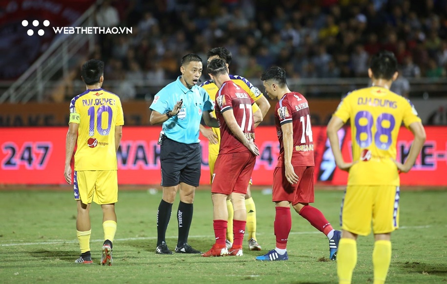 Ban trọng tài VFF phàn nàn cầu thủ Việt Nam coi thường học luật thi đấu